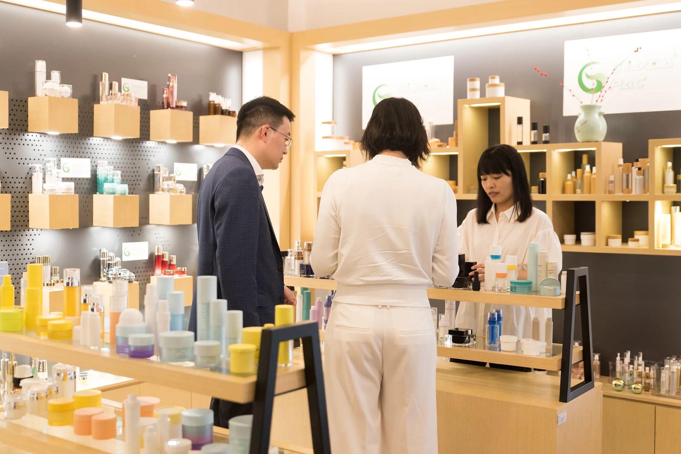 Customers are discussing product details with Gidea PACs Employee